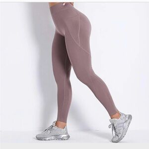 Naturyl Leggings in Amethyst